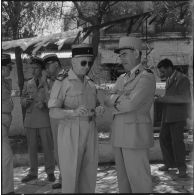 Discussion entre les officiers.