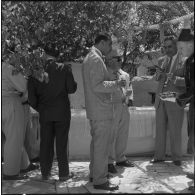 Diverses personnalités, mangeant le méchoui préparé par la 4e compagnie du 9e zouave.