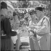 Diverses personnalités, mangeant le méchoui préparé par la 4e compagnie du 9e zouave.