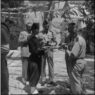 Les différentes personnalités au cours de la cérémonie traditionnelle du méchoui.