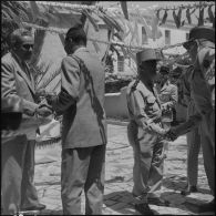Les différentes personnalités se saluent, au cours de la cérémonie traditionnelle du méchoui.