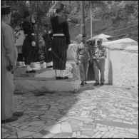 Arrivée du général Gambiez accompagné du colonel Sobra, commandant le 9e zouaves.