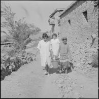 L'équipe médico-sociale itinérante (EMSI), aidant une fille à porter de l'eau à la maison.