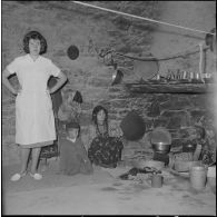 Un membre de l'équipe médico-sociale itinérante (EMSI), à l'intérieur d'une maison.