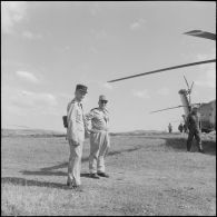 Visite en Oranie dans le village de Hamaina. Le général Gambiez..
