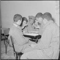 La partie du jeu de dames au foyer.