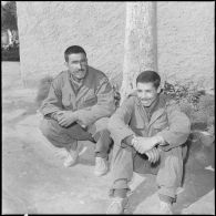 Un sergent et un adjudant.