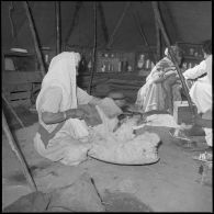 Cardage de la laine.