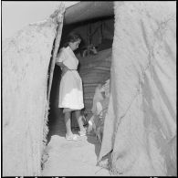 Un membre de l'équipe médico-sociale itinérante (E.M.S.I.) dans un douar d'El-Aouddj.