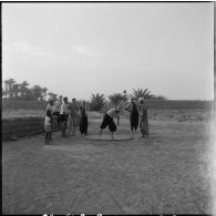 Djanet. Piste de l'Assakao. De jeunes hommes font des jeux.
