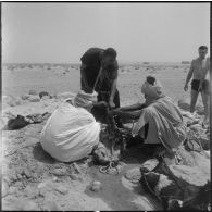 Djanet. Piste de l'Assakao. Des hommes s'attellent à une tâche.