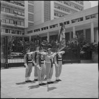 Le drapeau du 9e zouave et sa garde d'honneur.
