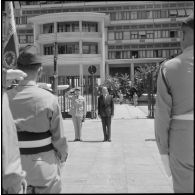 Le général Ailleret et M. Morin, le délégué général, saluent le drapeau du 9e Zouave.