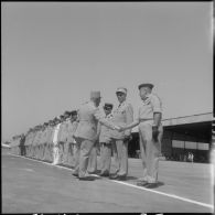 Le général Gambiez, faisant ses adieux.