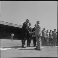 Le général Gambiez, faisant ses adieux aux personnalités civiles et militaires.