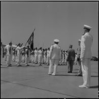Pendant la prise d'armes, le général Gambiez, passe en revue des troupes.