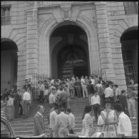 Sortie d'examen au lycée Bugeaud à Alger.