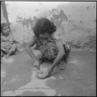 Quelques enfants pendant le repas offert par la municipalité.