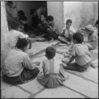 Quelques enfants pendant le repas offert par la municipalité.