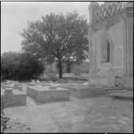 Près du tombeau de son époux, Aurélie Picard, fut enterrée à côté des trois premières femmes de Sidi-Ahmed Tidjani.