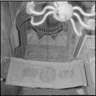 Quelques versets du Coran sur le mur de la mosquée de Sidi-Ahmed Tidjani.