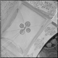 Dans la mosquée, des assiettes encastrées dans le plafond ayant appartenu à la famille Tidjani.
