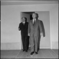 Voyage d'inspection de Pierre Messmer, ministre des Armées en Algérie.