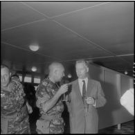 Voyage d'inspection de Pierre Messmer, ministre des Armées en Algérie.