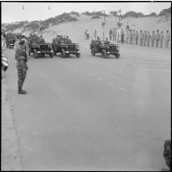 Défilé d'engins motorisés à Sidi-Ferruch devant M. Messmer, le général Ailleret et les officiers du secteur.