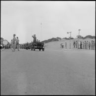 Cérémonie de prise d'armes à Orleansville, organisée par le 402 RAA en hommage à M. Messmer.