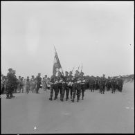 Cérémonie de prise d'armes à Orleansville, organisée par le 402 RAA en hommage à M. Messmer.