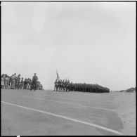 Cérémonie de prise d'armes à Orleansville, organisée par le 402 RAA en hommage à M. Messmer.