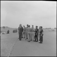 A Sidi-Ferruch, pendant le largage de parachutistes coloniaux.