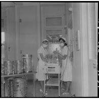 Les infirmières, changeant un bébé prématuré, placé dans la couveuse.<br>