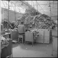 Dernière finition avant le pliage.