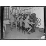 Bergues (Nord). Le central téléphonique au QG. [légende d’origine]