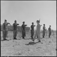 Le général Cantarel, passe en revue la garde.