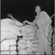 Un soldat, montant la garde.