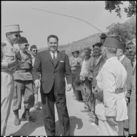 M. Benozen, préfet de Sétif, s'entretient avec les délégués des villages en cours de réaménagement.