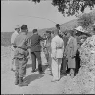 M. Benozen, préfet de Sétif  et de M. Gas, commissaire aux actions d'urgence, visitent les délégués des villages en cours de réaménagement.