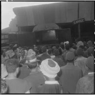 De très nombreux spectateurs de tous les villages environnants, viennent pour applaudir le spectacle.