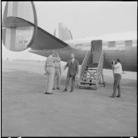 Monsieur Messmer, ministre des Armées, à sa descente d'avion.
