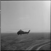 Hélicoptère de la suite du ministre des armées, survolant la région de Nemours et les installations du barrage sur la frontière franco-marocaine.