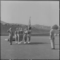 Le colonel Bernachot, salue le drapeau de la nouvelle promotion "débarquement de Provence".