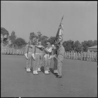 Le colonel Bernachot, commandant l'école remet le drapeau à la nouvelle promotion "débarquement de Provence".