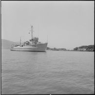 Le dragueur au mouillage entre Bougie et Djidjelli.