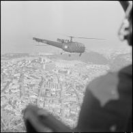 L'Alouette III, pendant son vol au-dessus de la banlieue algéroise.