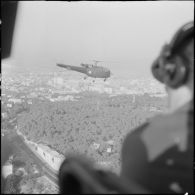 L'Alouette III, pendant son vol au-dessus de la banlieue algéroise.
