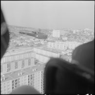 L'Alouette III, pendant son vol au-dessus de la banlieue algéroise.