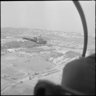 L'Alouette III, pendant son vol au-dessus de la banlieue algéroise.